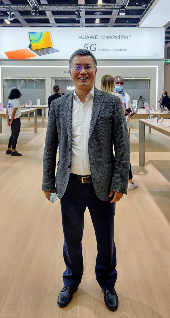 William Tian, Leiter der Consumer Business Group von Huawei in Deutschland, präsentiert sein Unternehmen selbstbewusst am .Stand auf der IFA.