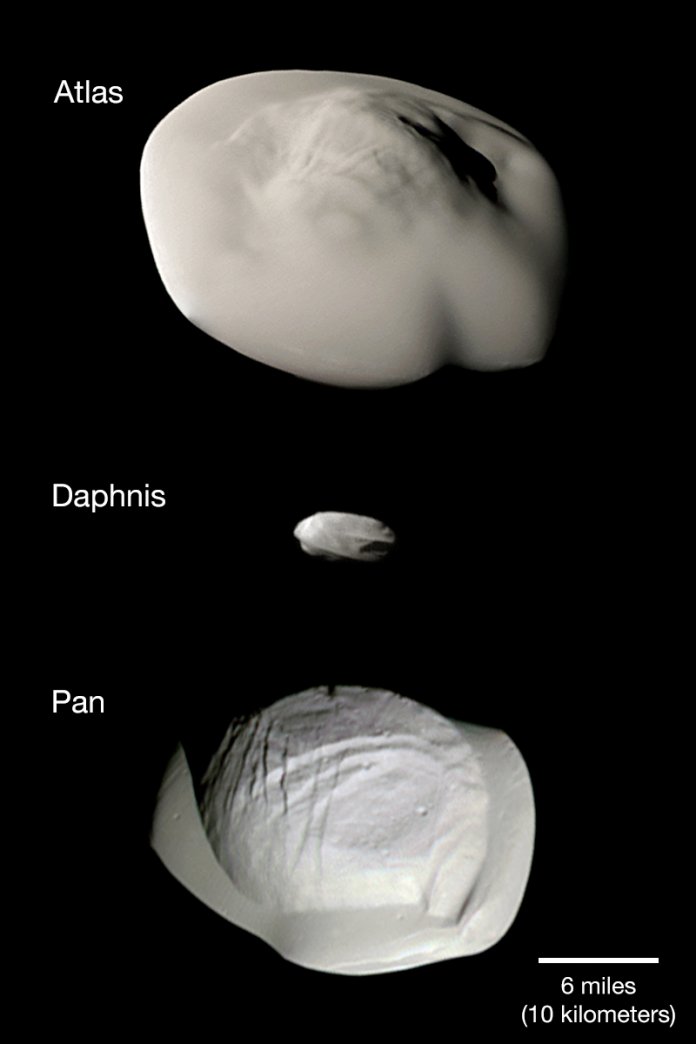 Die drei kleinen Saturnmonde Atlas, Daphnis und Pan haben ebenfalls teils riesige Äquatorialkämme, bei denen es sich um aufgesammelte Teilchen aus Saturns Ringen handelt. Die Monde umkreisen Saturn in Lücken zwischen den Ringen.