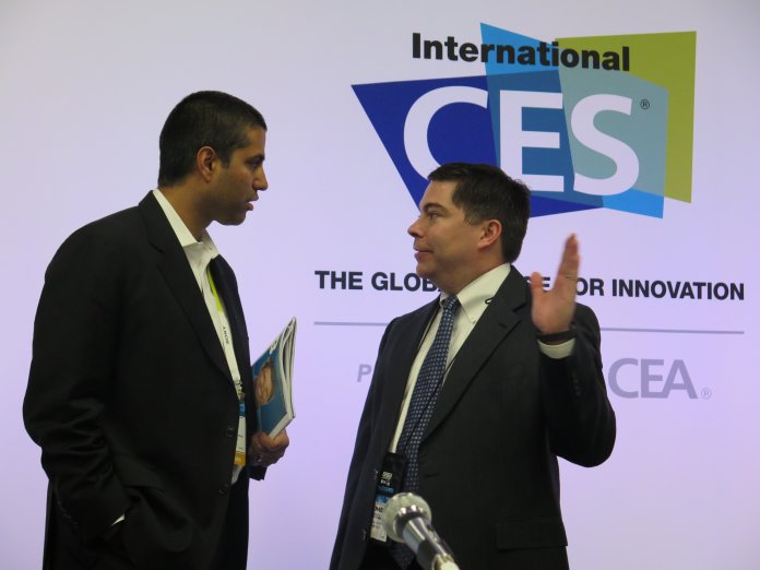 Die beiden republikanischen FCC-Mitglieder auf der International CES 2015 in Las Vegas. Links Ajit Pai, rechts Michael O'Rielly.