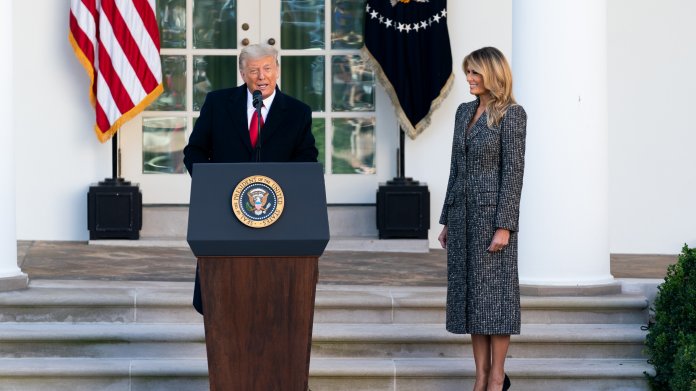 Donald Trump an Rednerpult, danaben seine Frau Melania