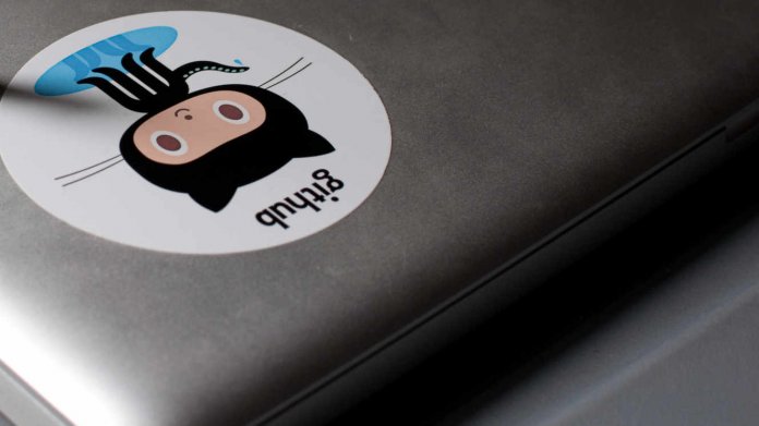 Github-Aufkleber auf Laptop