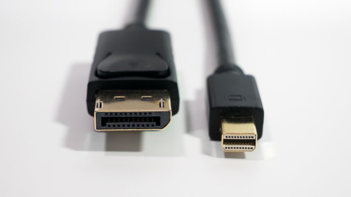 Ein DisplayPort-Stecker und ein MiniDisplayPort-Stecker