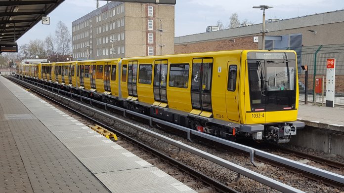Gelber U-Bahn-Zug Station unter freiem Himmel