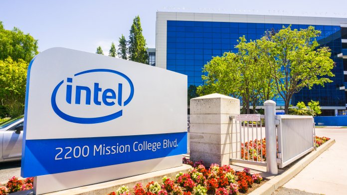 Intel-Logo an Grundstückseinfahrt