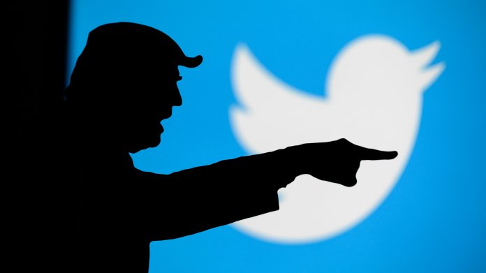 Twitter-Logo, davor ein Scherenschnitt Donald Trumps