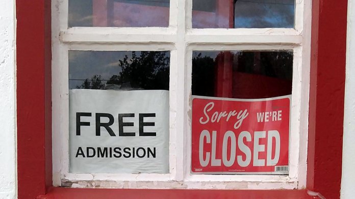 Ladenfenster mit Schilder "FREE Admission" und "Sorry we're CLOSED"