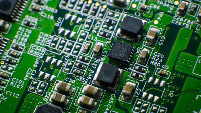 Detailsaufnahme eines Motherboards mit Chips (Symbolbild)