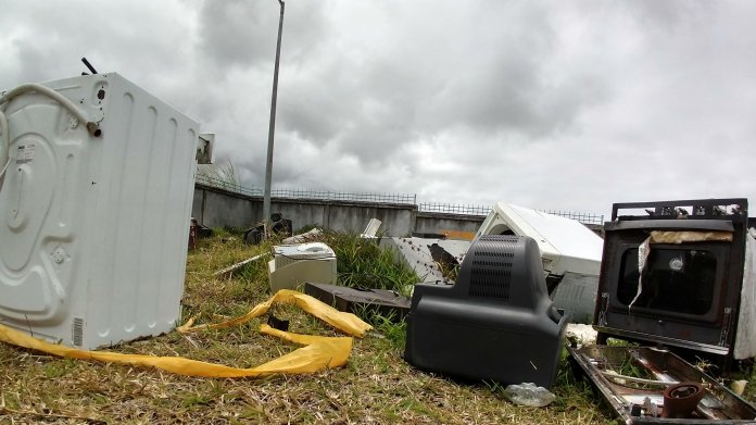 Elektroschrott auf Wiese verstreut