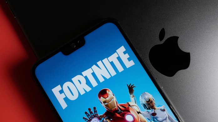 Fortnite-Schriftzug auf Handyschirm