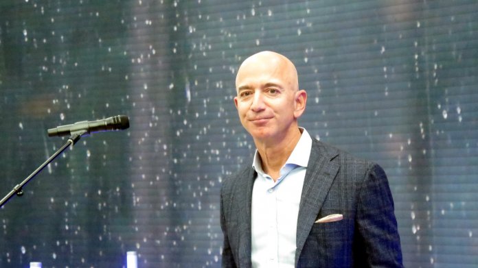 Jeff Bezos Verkauft Amazon Aktien Im Wert Von 6 7 Milliarden Us Dollar Heise Online