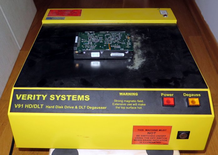 Eine Festplatte liegt auf einem Degaußer (Verity Systems V91 HD/DLT)