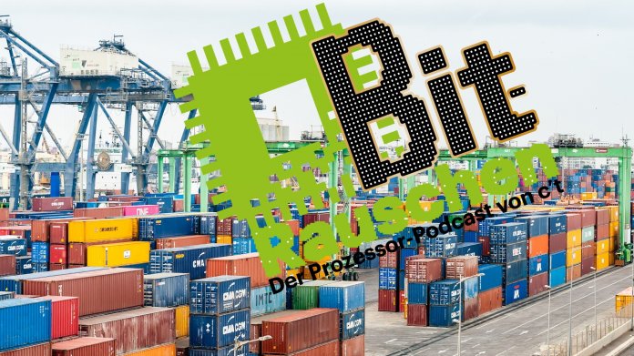 Container mit neuer Ware im Hintergrund