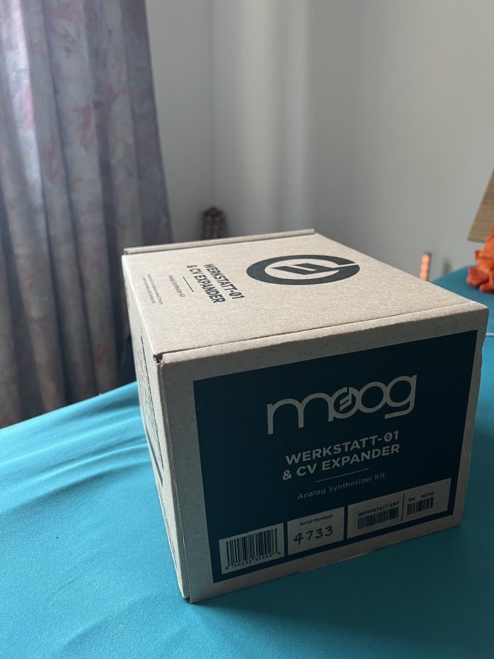 Unboxing: Der Synthesizer kommt gut verpackt an.