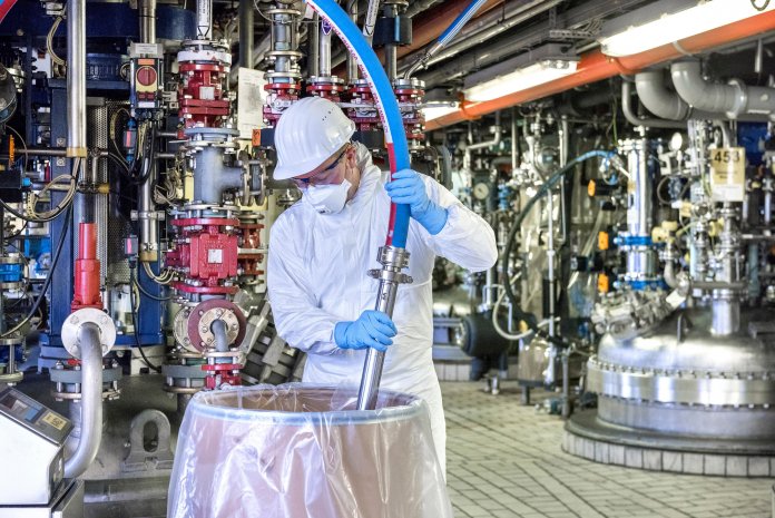 Ein EuroApi-Mitarbeiter füllt am Standort Frankfurt Pulver für die Produktion von Oligonukleotiden und Peptiden ab., Euroapi