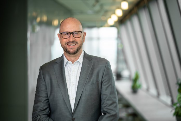 Bill Hilf leitete das Linux- und Open-Source-Labor und war von 2004 bis 2007 der General Manager für Open Source und Plattformstrategie bei Microsoft. Danach kümmerte er sich um Windows Server und später das Cloudangebot Azure. Heute führt er die Stiftung Vulcan, die der verstorbene Microsoft-Gründer Paul Allen gegründet hat. , Vulcan