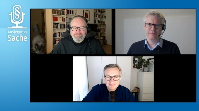 Screenshot zeigt drei Männer in einer Videokonferenz