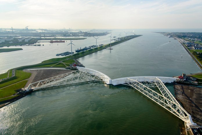 Das Maeslant-Sperrwerk bei Rotterdam besteht aus drei Mal so viel Stahl wie der Eiffelturm. Seit Inbetriebnahme 1997 musste es bisher nur zu Testzwecken geschlossen werden. , Swart/Hollandse Hoogte/laif
