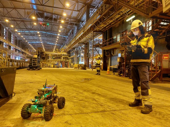 In einem finnischen Stahlwerk erstellt ein mobiler Bodenroboter zusammen mit Drohnen, stationären Sensoren und KI dreidimensionale Karten von Schadstoffverteilungen., Bundesanstalt für Materialforschung