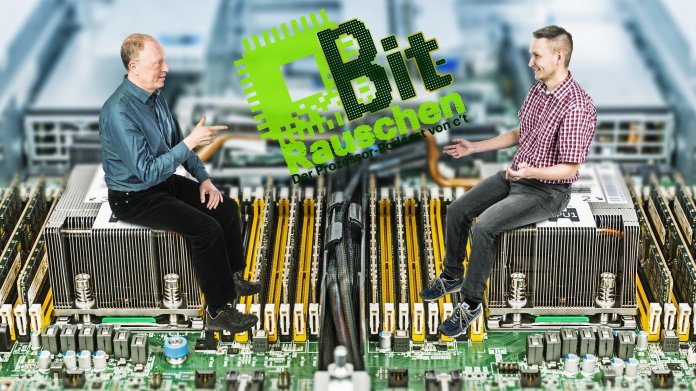2 Männer sitzen auf Kühlkörpern einander gegenüber. Dazwischen schwebt das Logo des Bitrauschen-Podcasts
