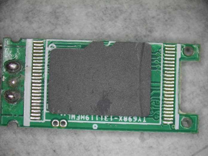 Geöffneter USB-Stick mit aufgelöteter microSD-Karte