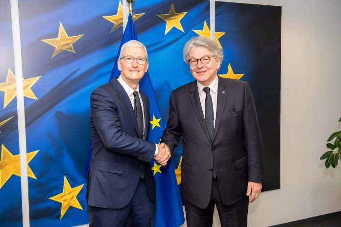 Letzte Versuche: Ende 2023 traf sich Apple-Chef Tim Cook (links) mit EU-Binnenmarktkommissar Thierry Breton in Brüssel, um seine Vorbehalte zum DMA anzubringen., EU-Kommission