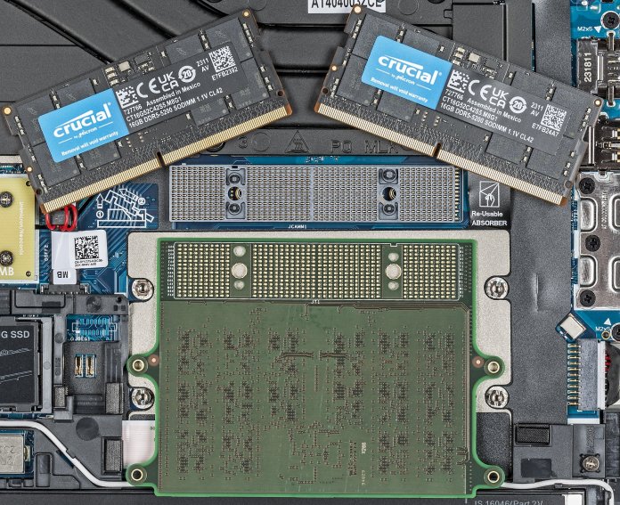 CAMM-Fassung und CAMM mit DDR5-Chips in der Dell Precision 7680, zum Vergleich darüber zwei SO-DIMMs.​