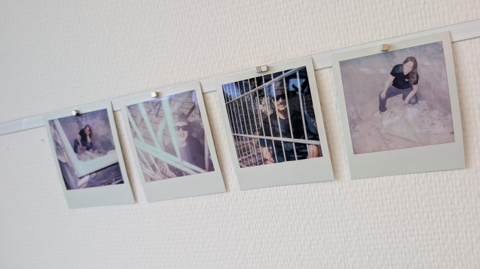 Polaroidbilder an der Wand