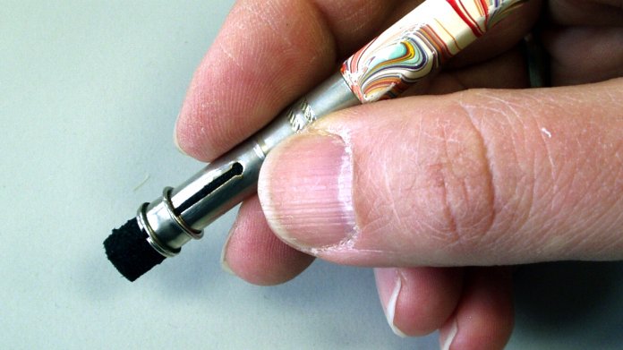 Eine Bleistiftverlängerung mit runder Spitze aus Hartschaum.