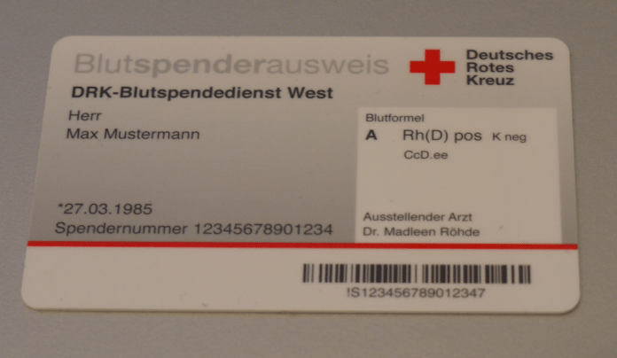 Der neue Blutspendeausweis des DRK ist eine Smartcard mit RFID-Chip