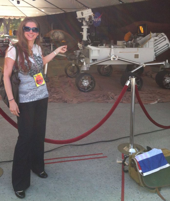 Nadia Drake vor einem Modell des Mars-Rovers Curiosity