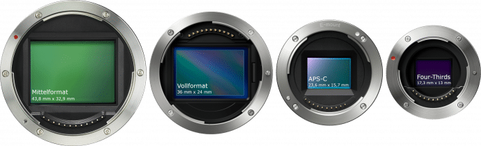 Die Vielfalt bei den spiegellosen Systemkameras spiegelt sich auch in den verschiedenen Objektivanschlüssen und Sensorformaten wider. Mitentscheidend für die Bildqualität ist die Sensorgröße. Am größten sind die Mittelformatsensoren, die beispielsweise in Hasselblads X1D- oder Fujifilm GFX-Kameras stecken. Dahinter kommen die Vollformatchips, die Canon, Nikon, Leica, Panasonic, Sigma und Sony einsetzen. APS-C-Sensoren reihen sich dahinter ein und finden sich in den Kameras von Canon, Fujifilm, Nikon, Leica, Sigma und Sony. Schlusslicht bilden die Four-Thirds-Chips, die in den Micro-Four-Thirds-Kameras von Olympus und Panasonic stecken.