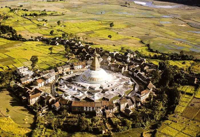 Kathmandu, Nepal, 1963. Die Stupa von Boudhanath lag Anfang der 1960er Jahre außerhalb von Kathmandu und war von Reisfeldern umgeben.