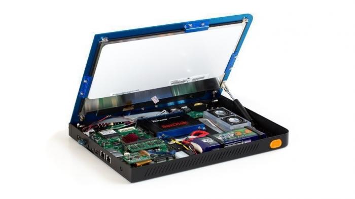Novena Laptop aufgeklappt