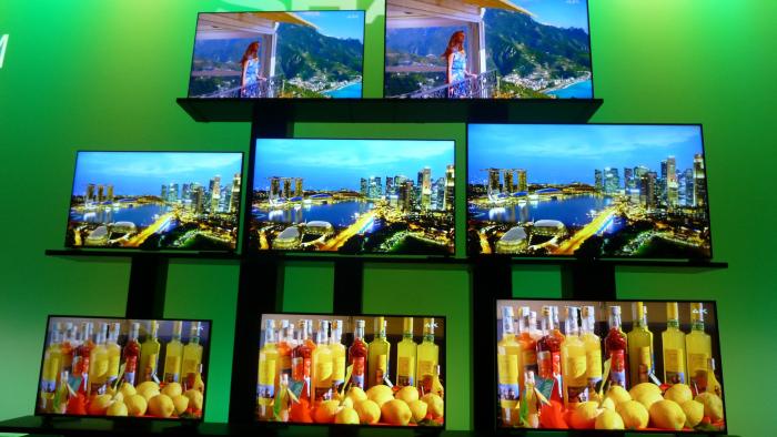 CES: Litfasssäule und kreisrunde LCD-Anzeigen − bei Sharp geht es rund.