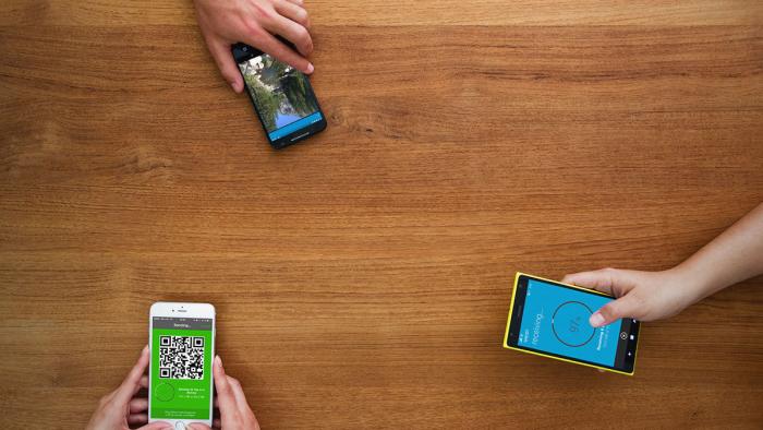 Tisch mit Smartphones und Apps
