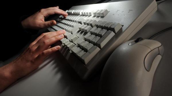 Mensch tippt auf Tastatur