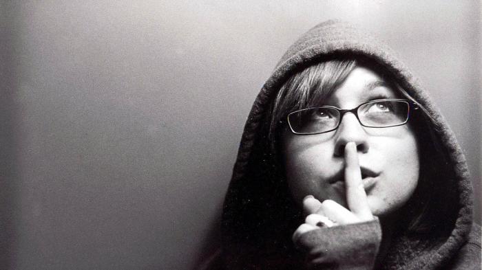 Frau mit Finger vor dem Mund