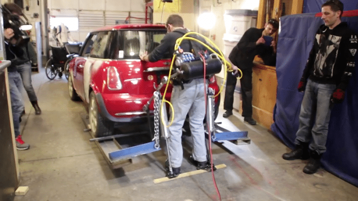 DIY Exoskelett hebt Auto