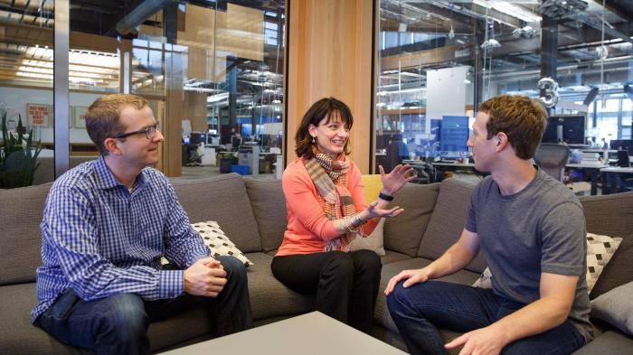Regina Dugan auf dem Facebook-Sofa mit Mark Zuckerberg