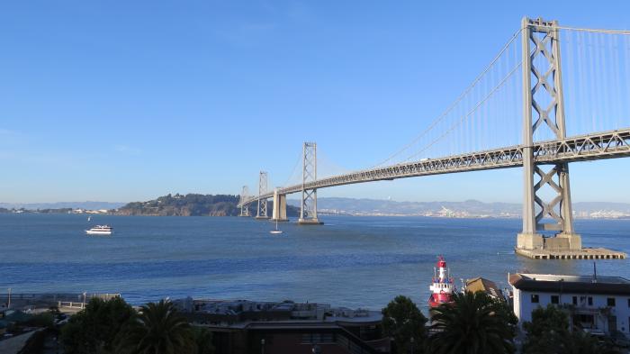 Blick auf Meer, Insel, Brücke