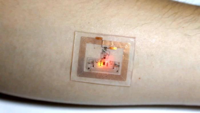 Pflaster-artiges Gesundheitsmessgerät mit Stromversorgung über NFC