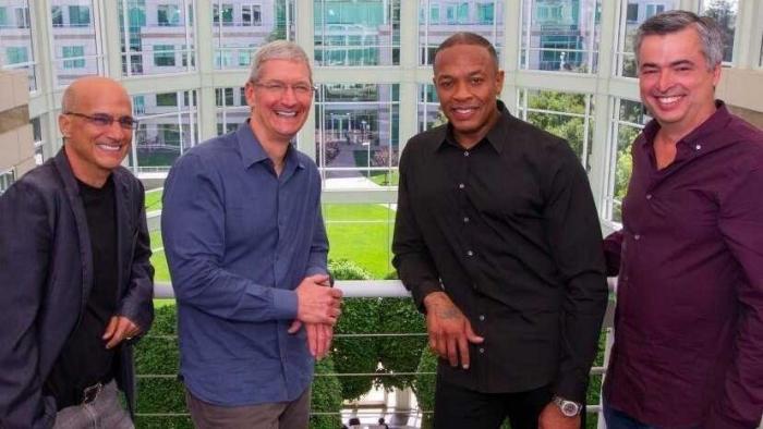 Von links nach rechts: Apple-Music-Chef Jimmy Iovine, Apple-Chef Tim Cook, Dr. Dre und Apples Content- und Cloud-Chef Eddy Cue