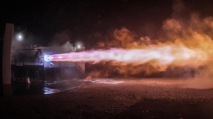 Waagrechter Feuerstrahl aus Raketentriebwerk