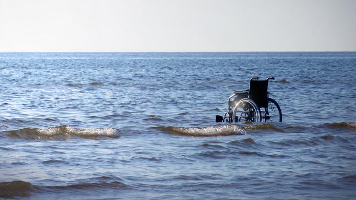 Rollstuhl im Wasser