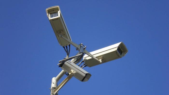 3 Kameras auf einem Mast