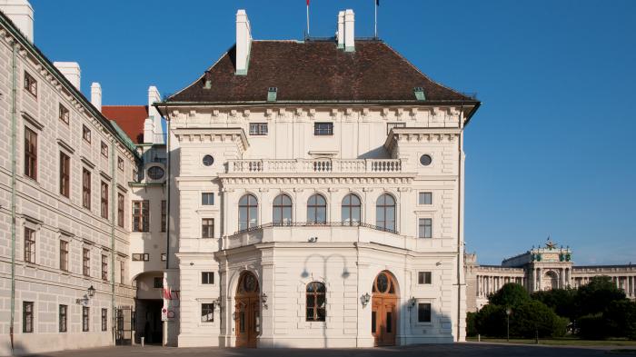 Weißes Gebäude mit Terrasse