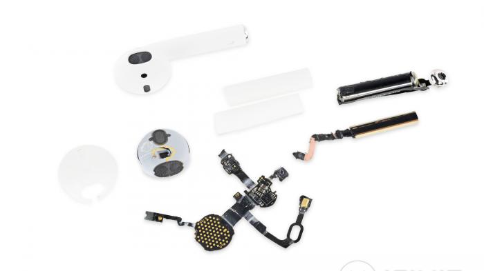 AirPods in Einzelteilen