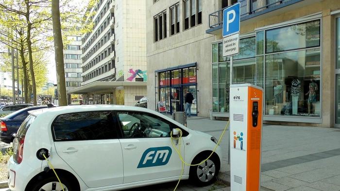 Urteil: Elektroautos müssen an Ladestation auch aufladen