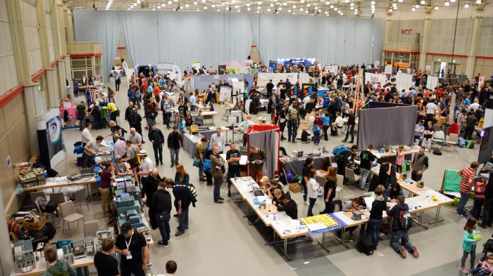 Basteln, hacken, lernen: Auf den weltweiten Maker Faires (wie hier in Hannover 2016) treffen sich Kreative aller Altersgruppen und inspirieren mit ihren Hobbys das Publikum. Die Teilnahme ist kostenlos und unkompliziert.
