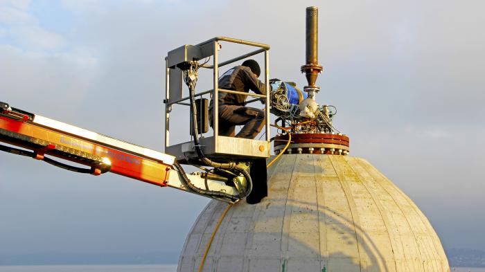 Forscher speichern Strom im Bodensee mit Betonkugel